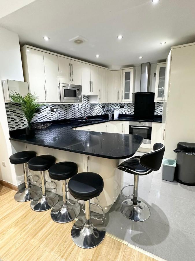Relaxing Room In Spacious House Londra Exterior foto